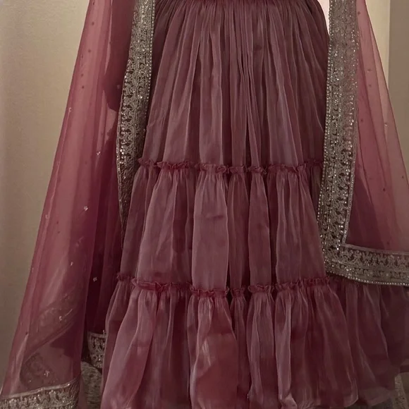 Lashkaraa Dusty Pink Embroidered Organza Lehenga - Picture 6 of 8